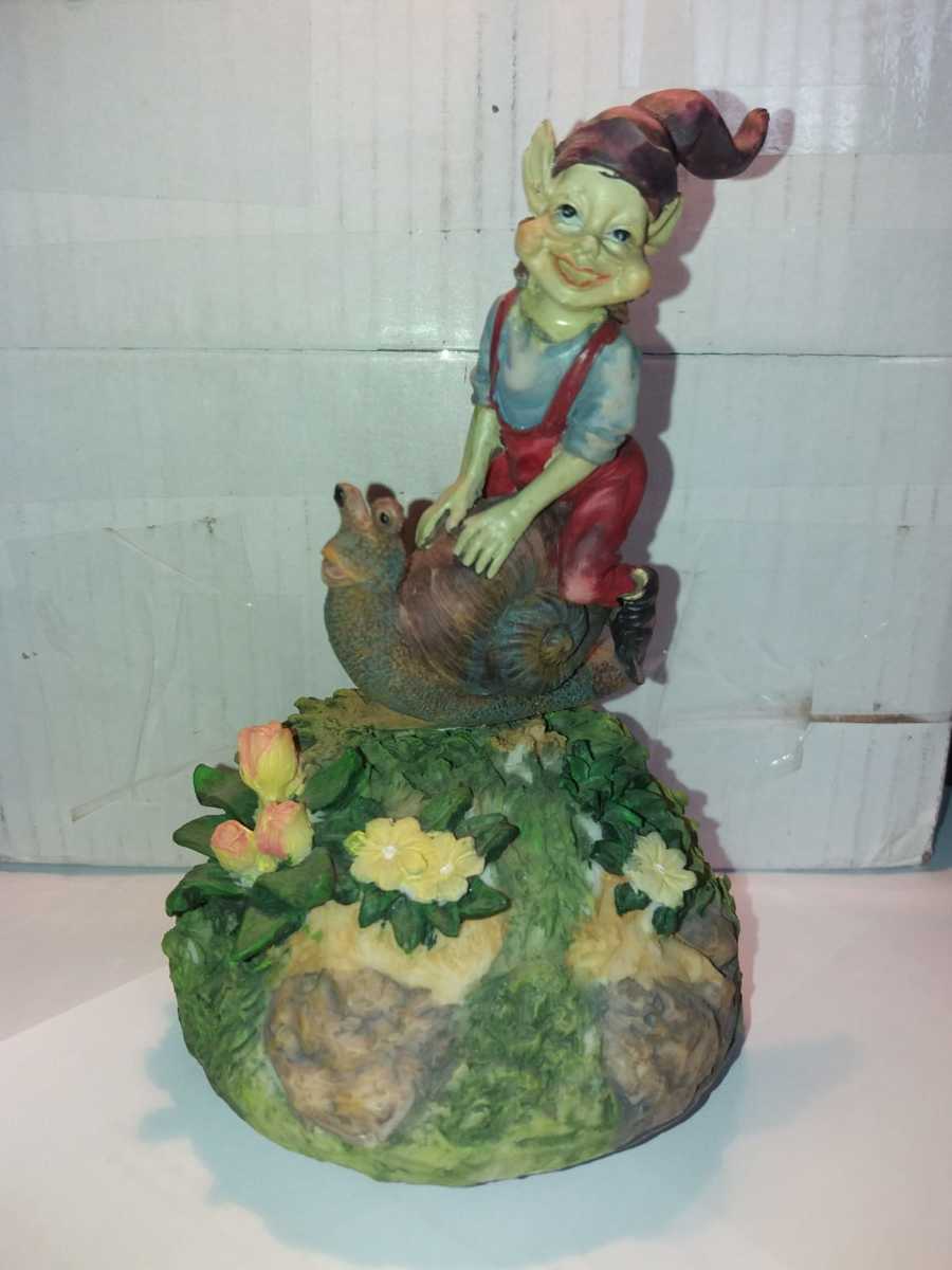 muziek doosje met laaf rijdend op een slak