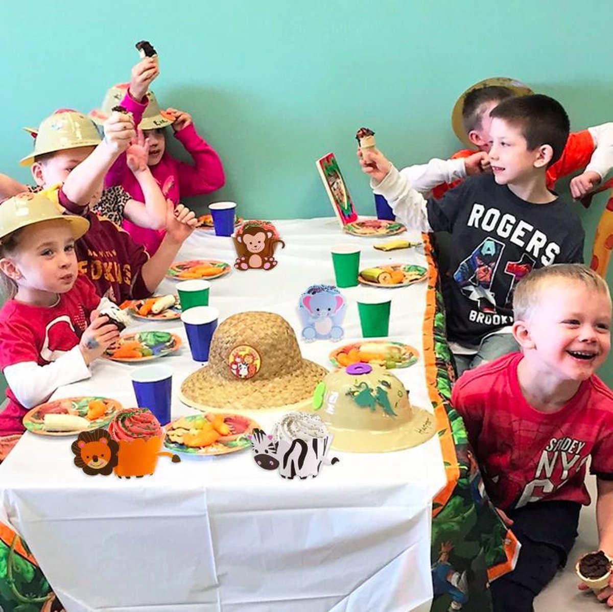 ProductGoods - 12 Stuks Dierentuin Dieren Mini Cupcake Bakjes + 12 Cupcake Dieren Versiering - Kinderen - Kinderfeestje - Party - Taart Decoraties - Verjaardag Decoratie - Happy Birthday - Dieren - Omslagen - Omslag - Mini Cupcake