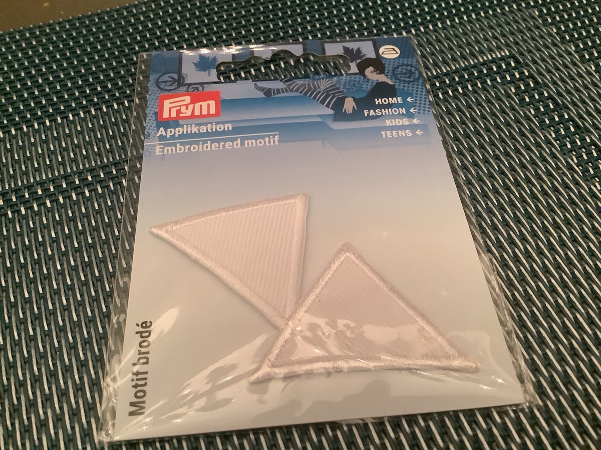 Opstrijk Applicatie. Wit driehoek. 2 stuks.Reparatie doek. Prym