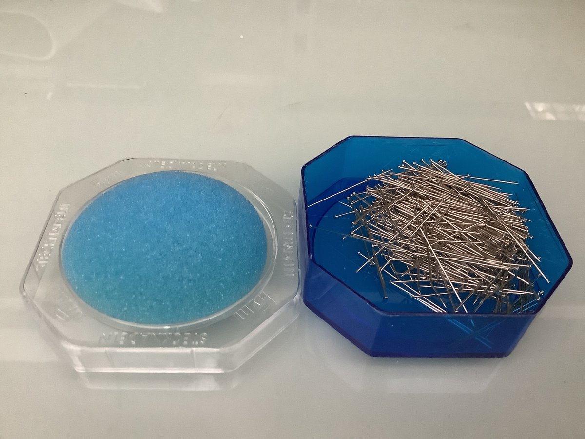  .  en. 300 stuks in kuip met kussen. 30 mm. Lang. 0.60 mm. Dik.