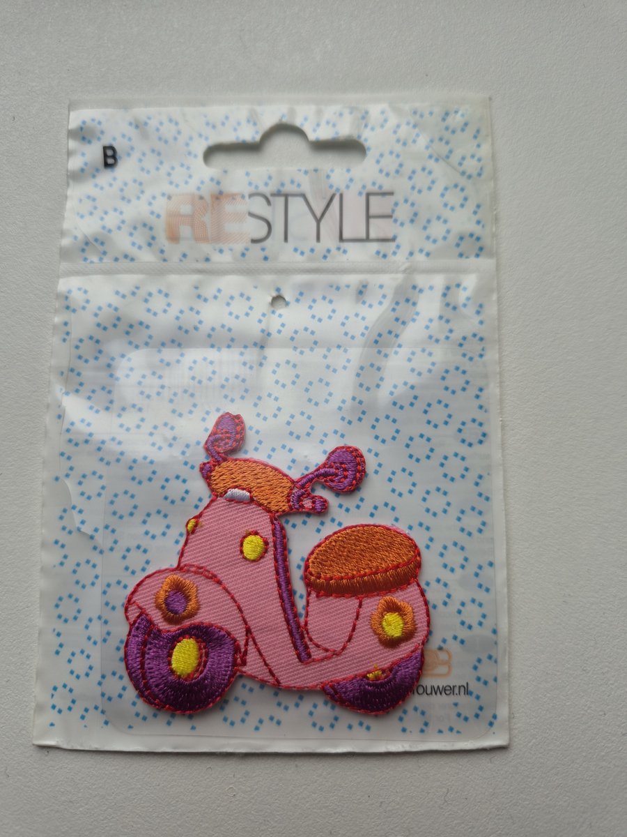Resyle strijkapplicatie roze scooter