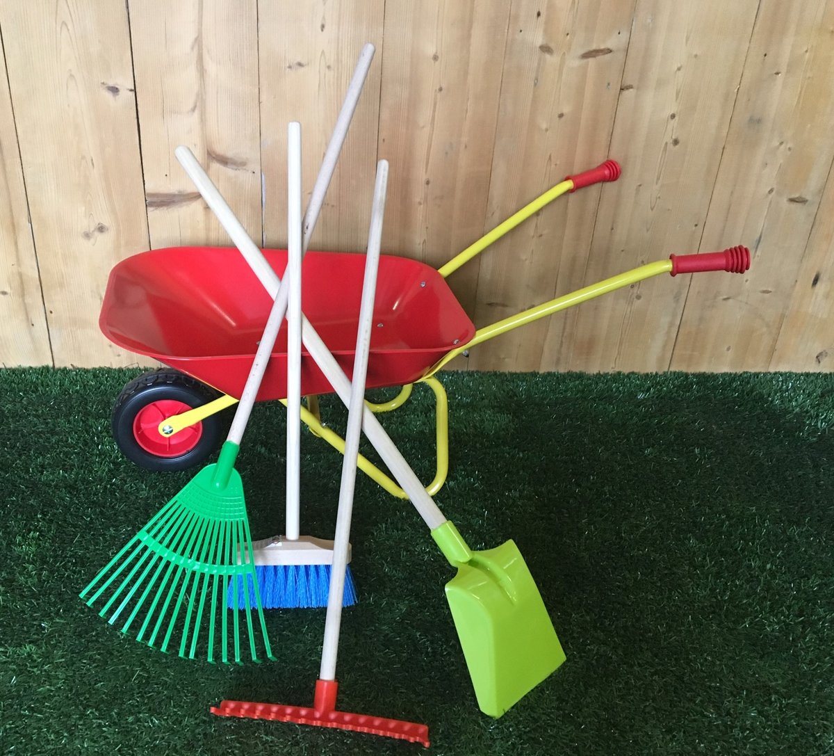 Kindertuingereedschap met rode kruiwagen