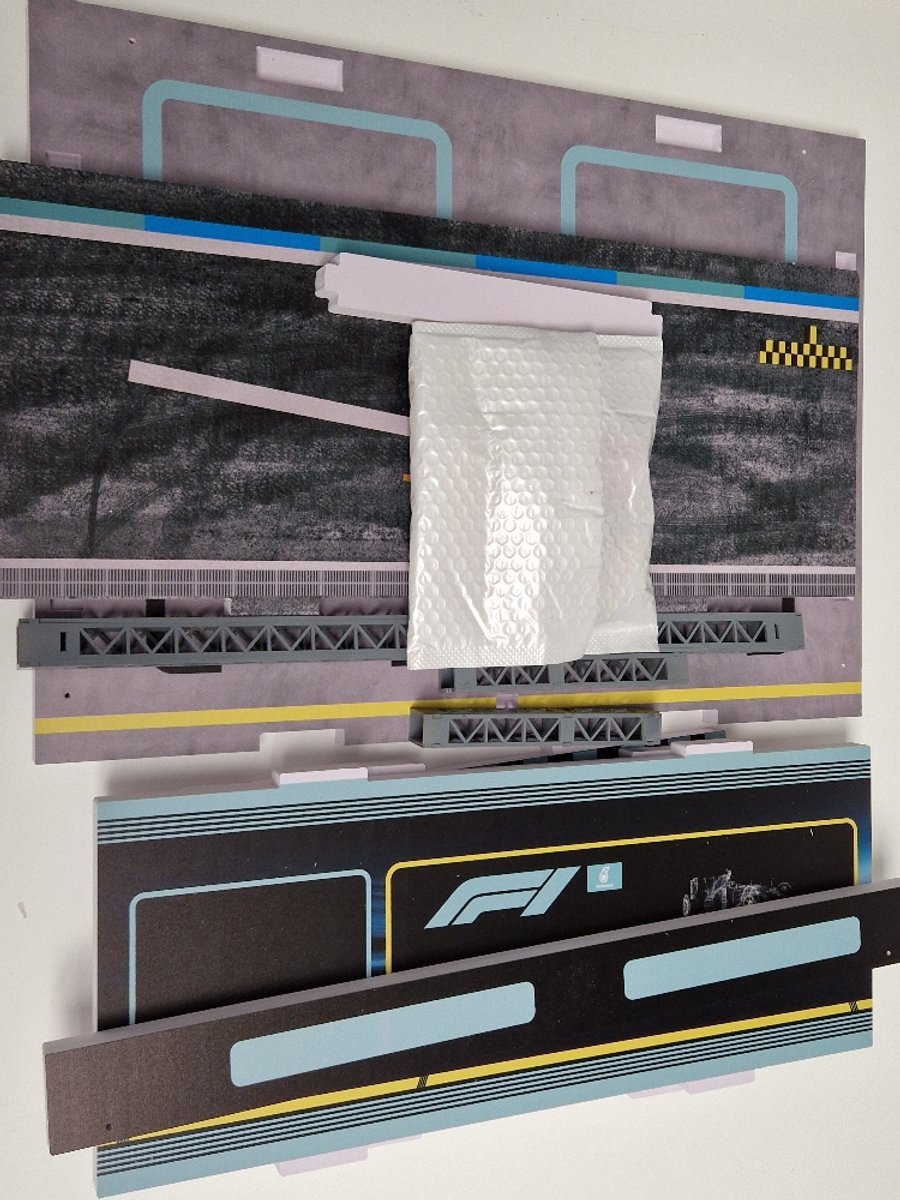 1:18 schaal: Mercedes AMG F1 Pitbox diorama – Bouwkit