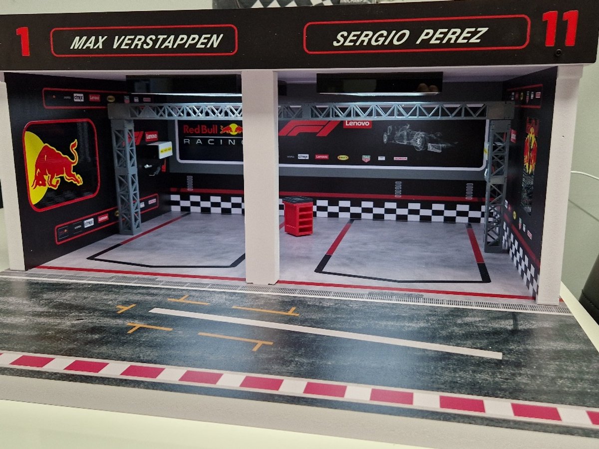 1:18 schaal: Red Bull F1 Pitbox diorama – Bouwkit