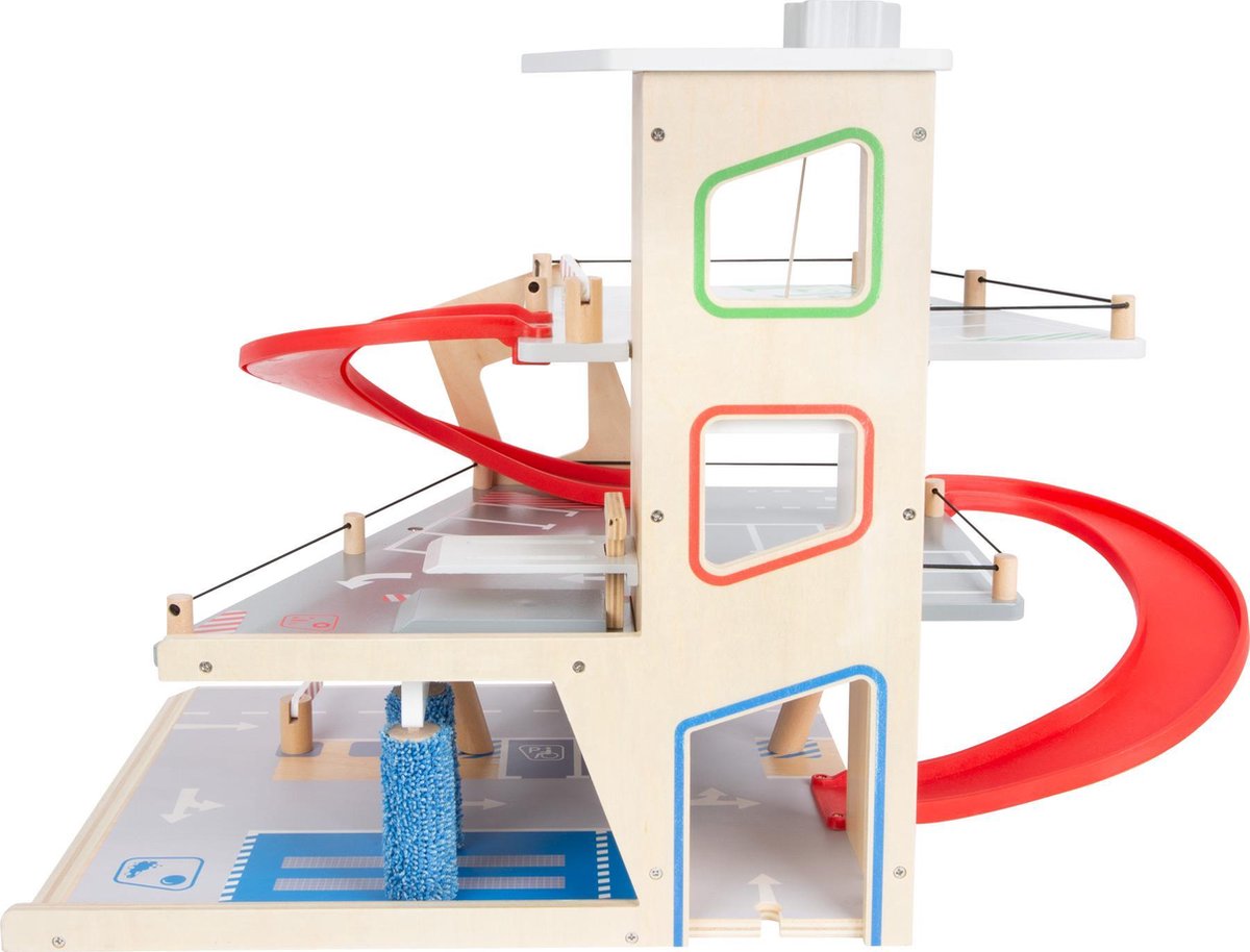 Houten parkeergarage met carwash, laadstation en helicopterplatform