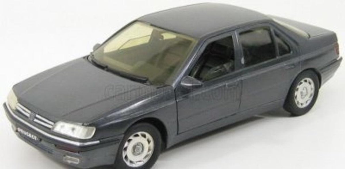 Peugeot 605 (1998) Grijs 1/18 Solido Dealermodel