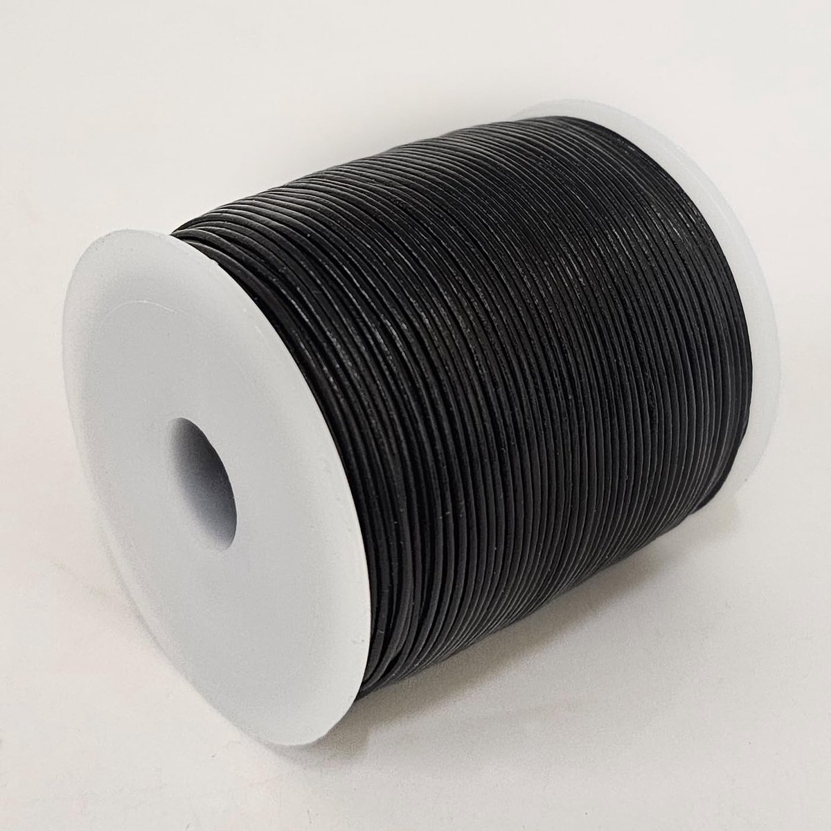 Leren Koord Rond, 20 m x 1.5 mm - Rond Lederen Koord, Voor Halskettingen, Armbanden, Sieraden, Knutselkralen en Veters (Zwart)