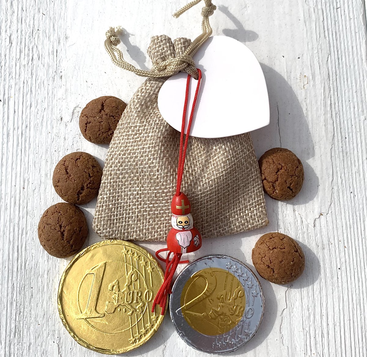 3 Jute zakjes met elk een kaartje, pepernoten, chocolade munten en houten gelukspoppetje Sinterklaas - sinterklaas - schoencadeau - sint - jute - zak - feestdagen - traktatie - give-away