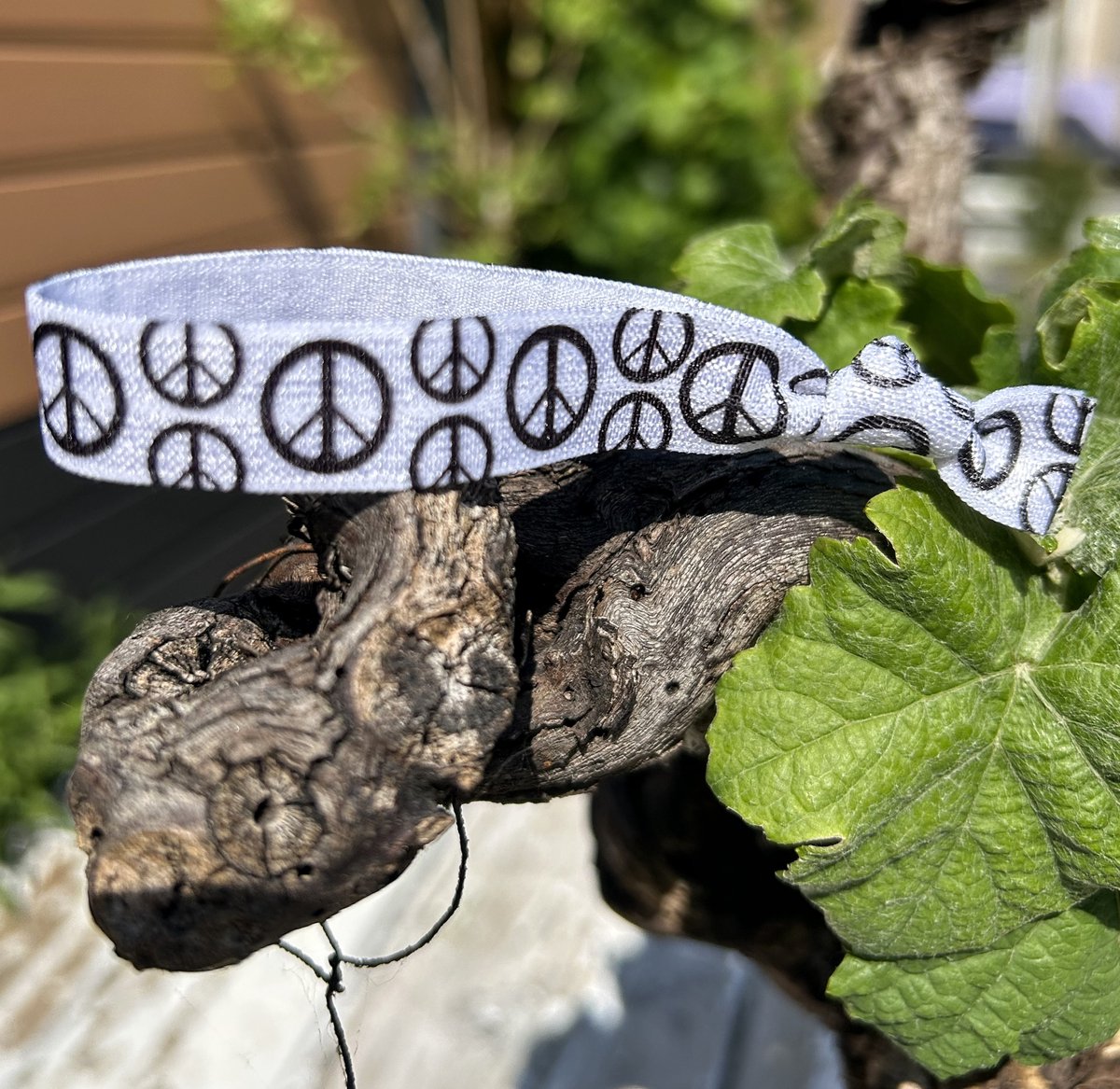 5 Elastische vredes armbanden/haarelastieken zwart/wit - love - peace - armband - ban de bom - festival - sieraad - no war - vrede