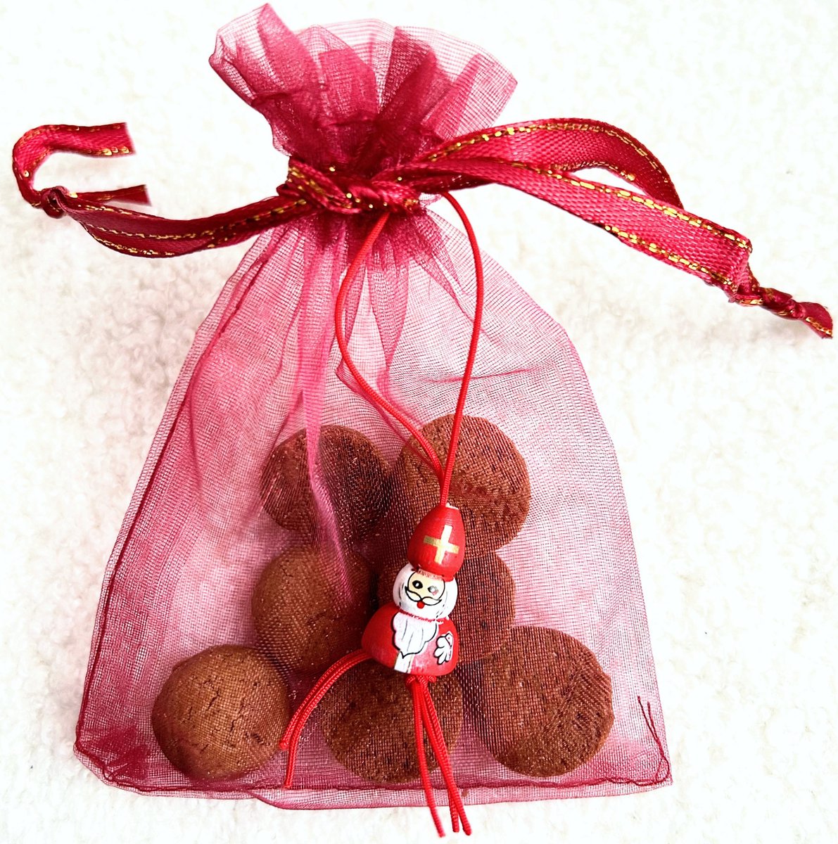 5 Schoencadeautjes rood organza zakje met elk een Sinterklaas gelukspoppetje en 7 pepernoten - sinterklaas - schoencadeau - pepernoten - gelukspoppetje