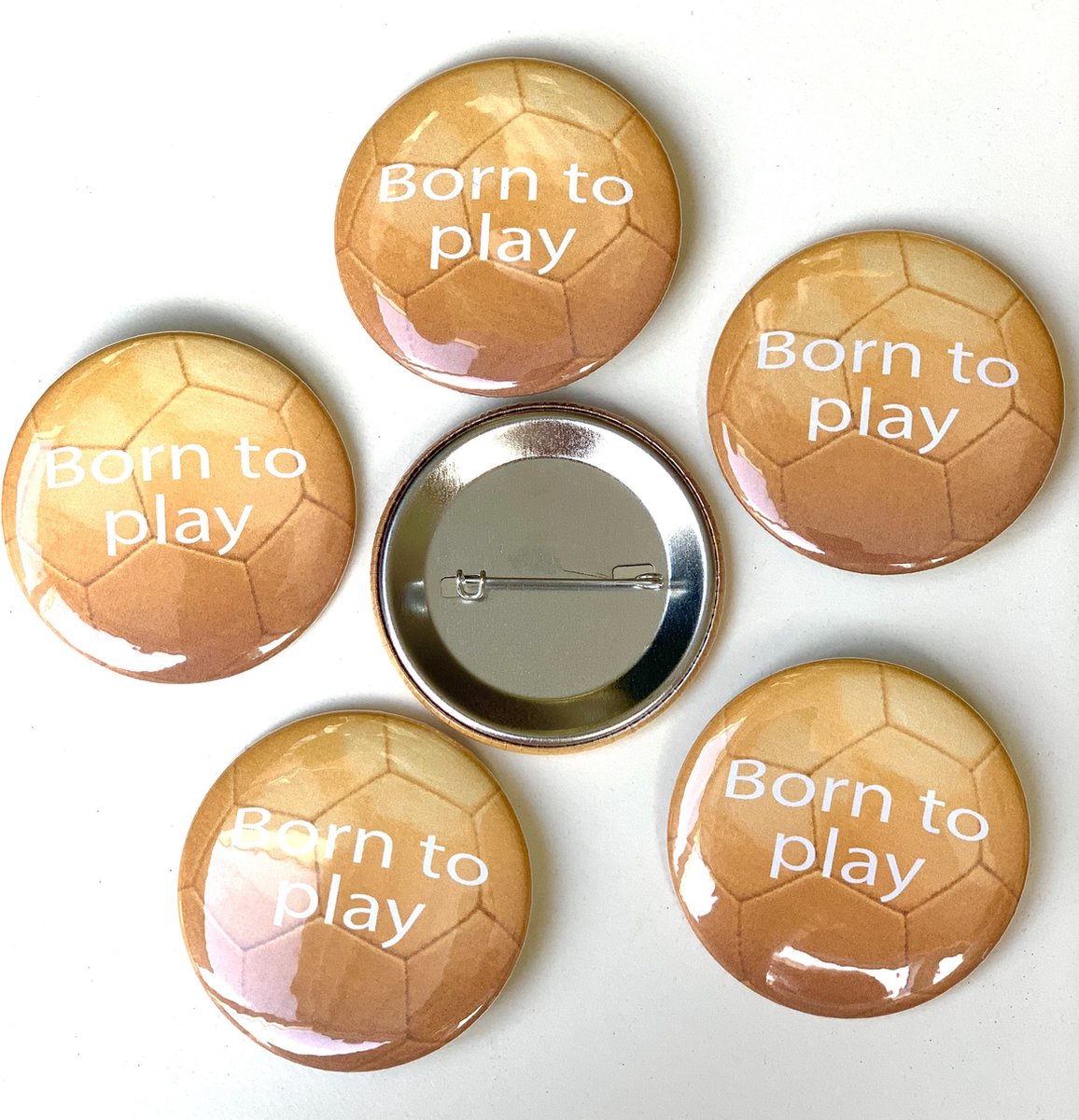 6 Buttons Born to Play met witte tekst op oranje voetbal - nederlands elftal - oranje versiering - EK - WK