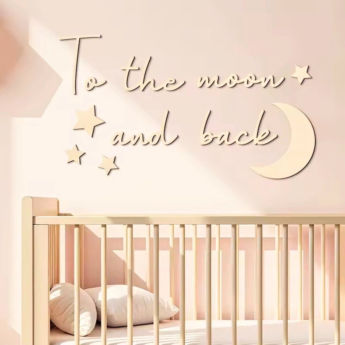 Houten wand tekst decoratie To the Moon and Back - motivational - quote - hout - wanddecoratie - love - liefde - kinderkamer - baby - kraamcadeau