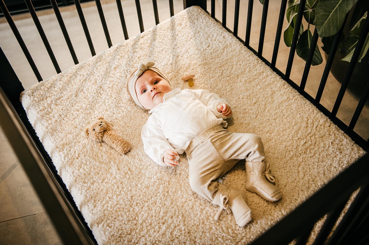 Teddy Days boxkleed 6 cm dik - Uitwasbaar, veilig en stijlvol - incl. 2 afneembare hoezen - 75 x 95 cm - Crème