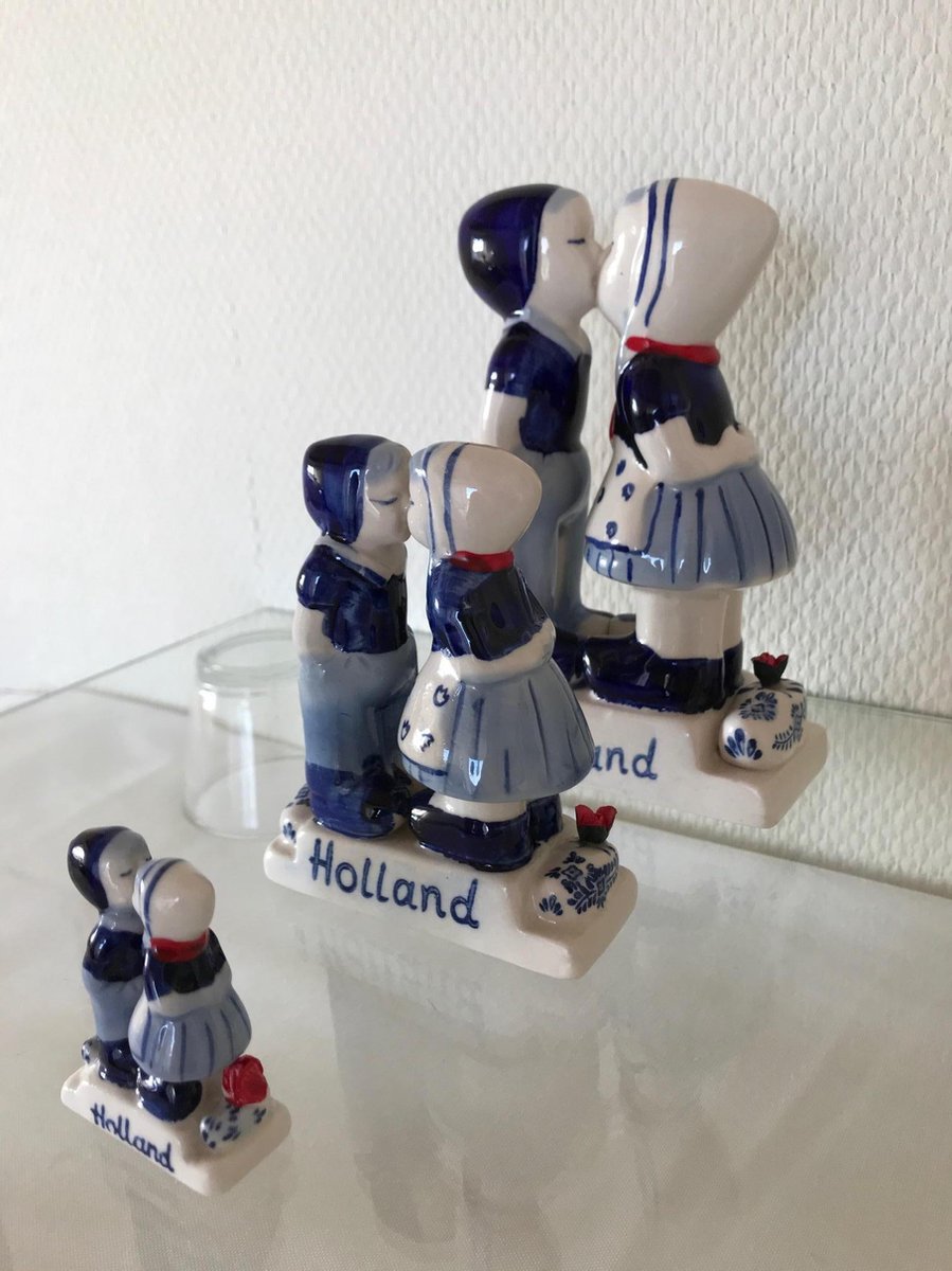 Kussend paar 10cm in giftbox en 2 andere kussende paartjes groter en kleiner