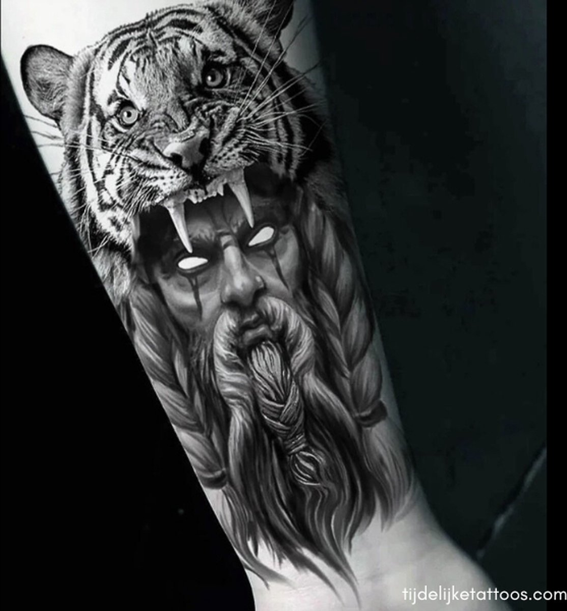 Stoere krijger met tijger hoofdtooi en lichtkleurige ogen - tijdelijke tattoo – neptattoo volwassenen - plak tattoo - temporary tattoo - festival