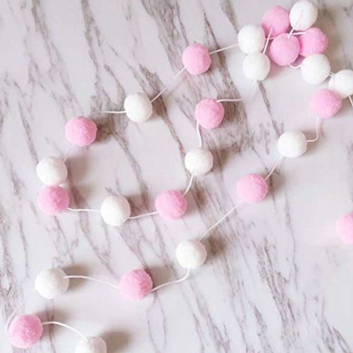 TRANKIELO® - Set van 2 Vilten Bal Slingers - Handgemaakte Pompon Decoratie - 2 Meter - Wit en Roze