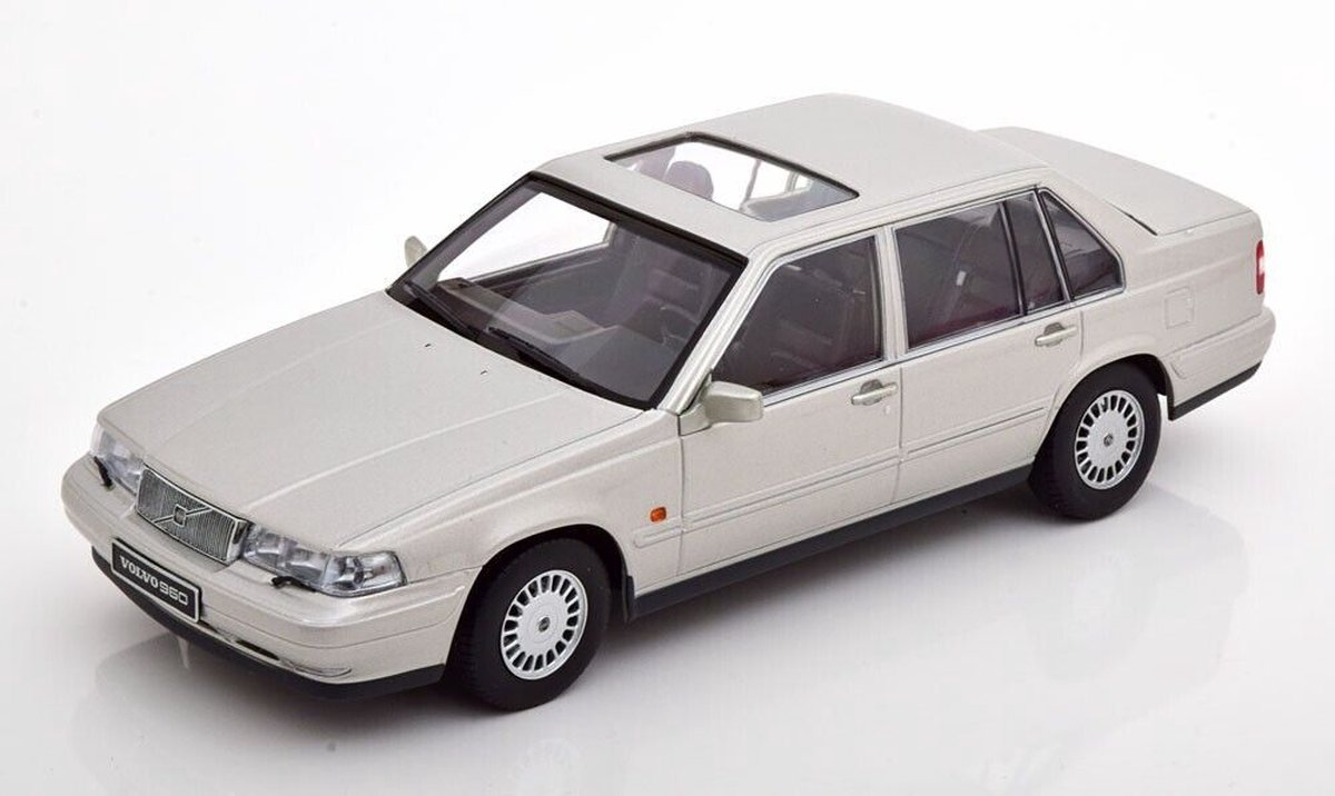 1:18 Diecast-model Volvo 960 1996 Zilver Sand Metallic Triple9
