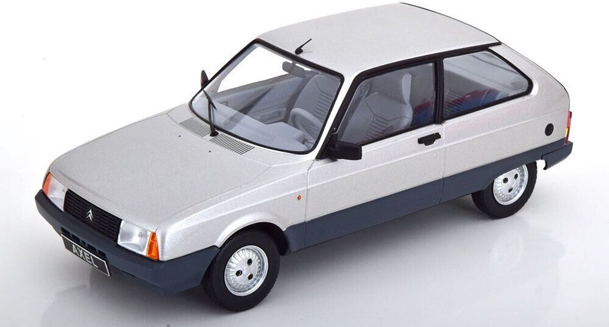 Het 1:18 gegoten model van de Citroen Axel uit 1990 in zilver. De fabrikant van het schaalmodel is Triple9. Dit model is alleen online verkrijgbaar