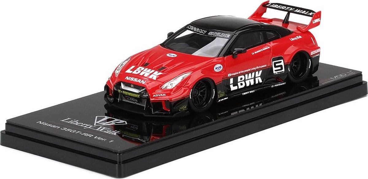 Het 1:43 Diecast model van de Nissan 35GT-RR LB Silhouette Works GT in Rood en Zwart. De fabrikant van het schaalmodel is Truescale Miniatures.Dit model is alleen online beschikbaar