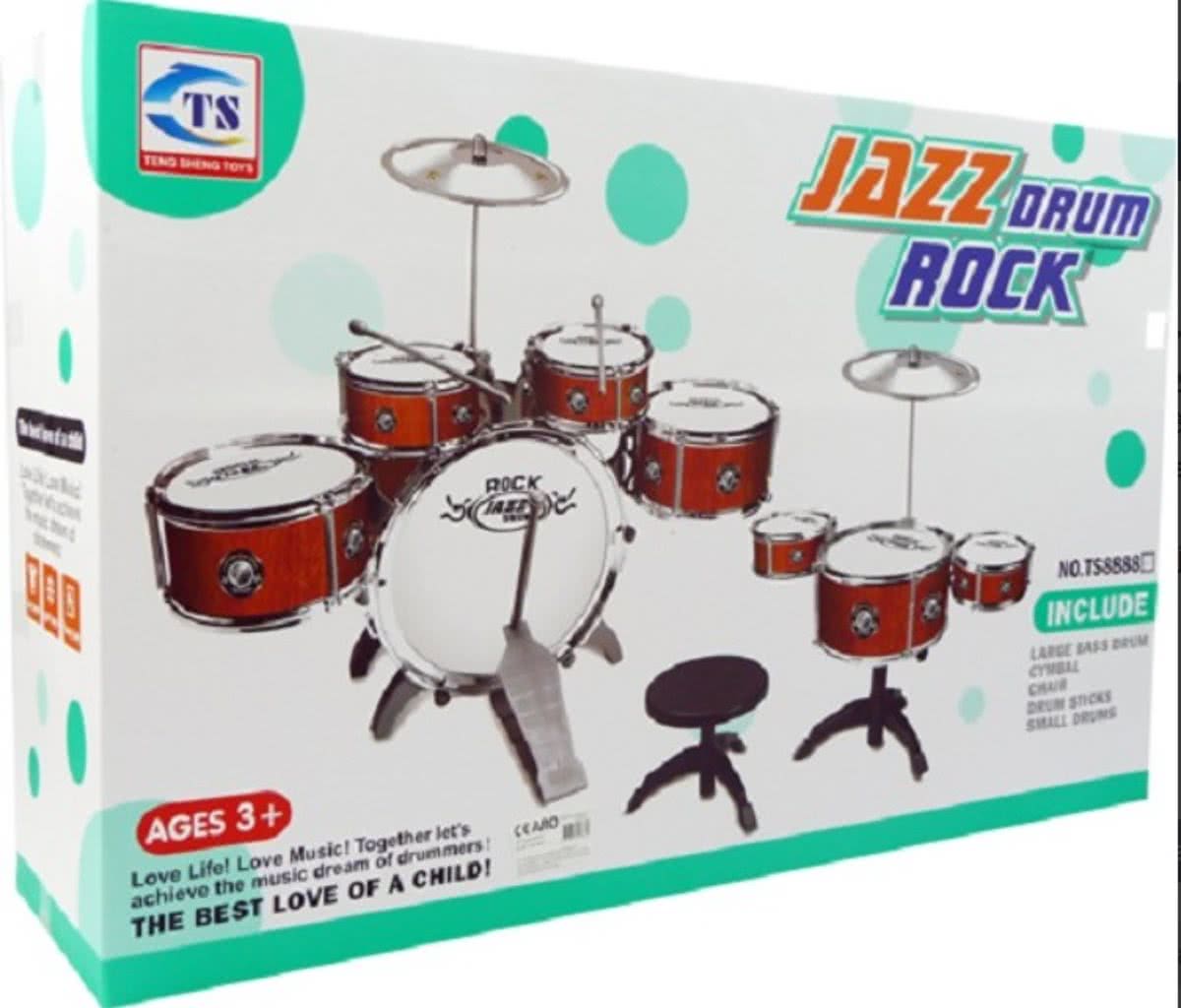 Mens Die Het Drumstel Met Houten Trommelstokken En Bastrommel Met Voet In Muziekruimte Spelen Concept Muzikaal Instrument 142110471