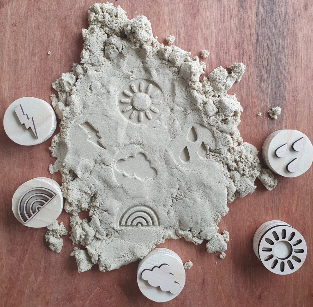 Zand en klei stempels - Weer - Weersvoorspellingen - Zon, Regen, donder, wolk, regenboog - Sensory play - Speelzand - Montessori - Vormen - Zandstempels - Kleistempels - Stempelen