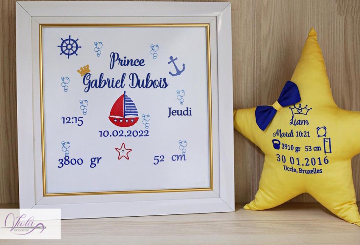 Gepersonaliseerde geborduurde lijst met een boot in blauw 30x40cm/ Personalized embroidered frame with a boat in blue 30x40cm