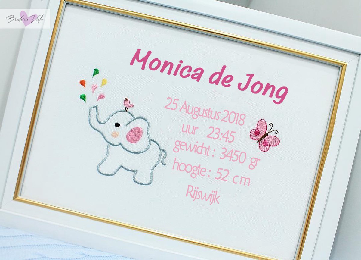 Persoonlijk borduurwerkframe met een roze olifant 25x30cm/Personalized embroidery frame with a pink elephant 25x30cm