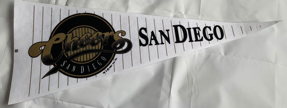   - Cheers San Diego - Californie - Mancave - Muurdecoratie - Vaantje - Bar - Pub - Sportvaantje -   - Vlag - Pennant -Gestreept/Goud/Wit/Zwart - 31 x 72 cm