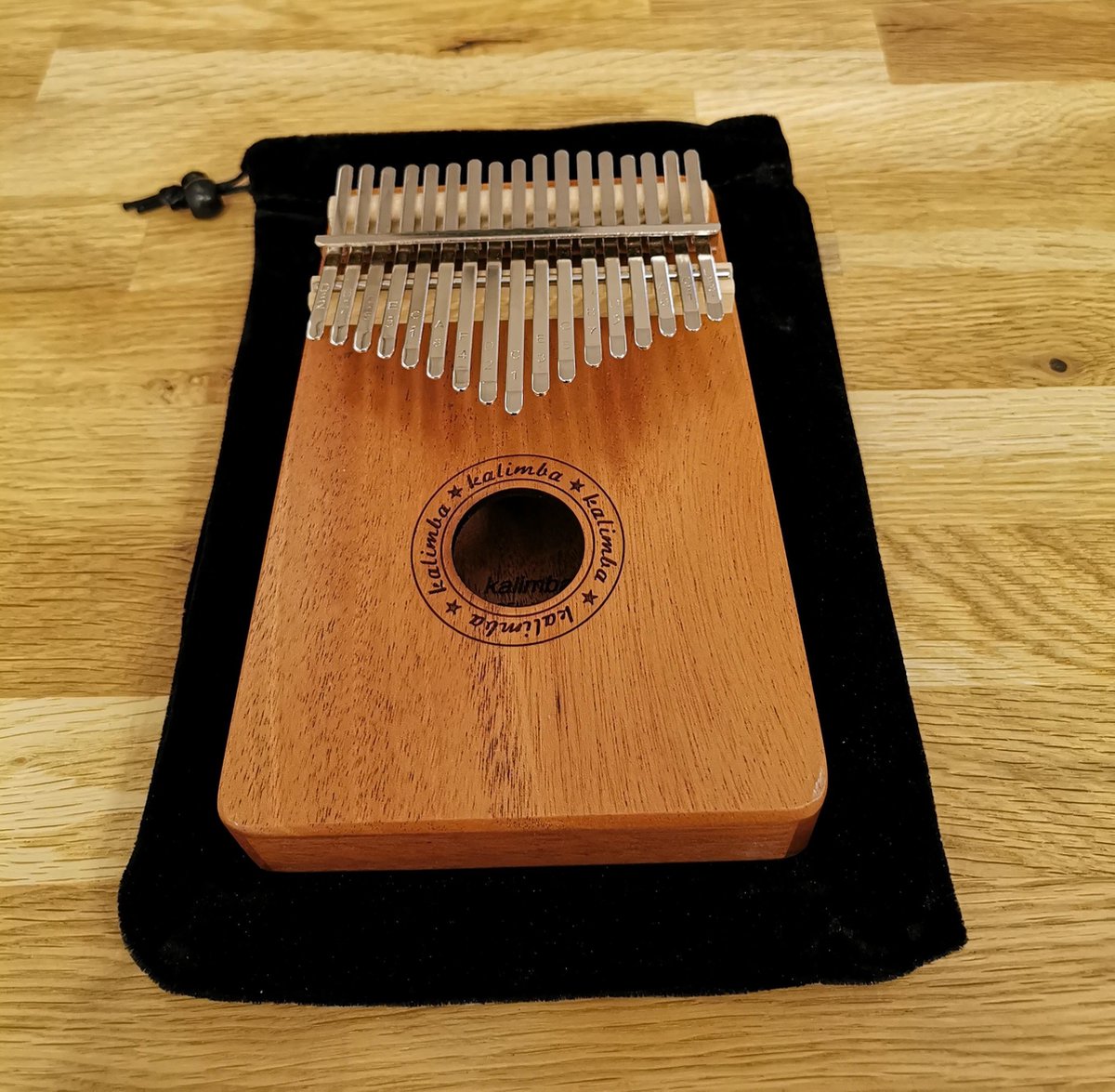 Kalimba Duimpiano met 17 Tonen + Accessoires - Stemhamer - Toets Stickers - Reinigingsdoekje - Handleiding - Opbergzak - Mahonie Hout - Mbira - Muziekinstrument met 17 Toetsen - Makkelijk te Bespelen - Complete Set - Voor Jong en Oud