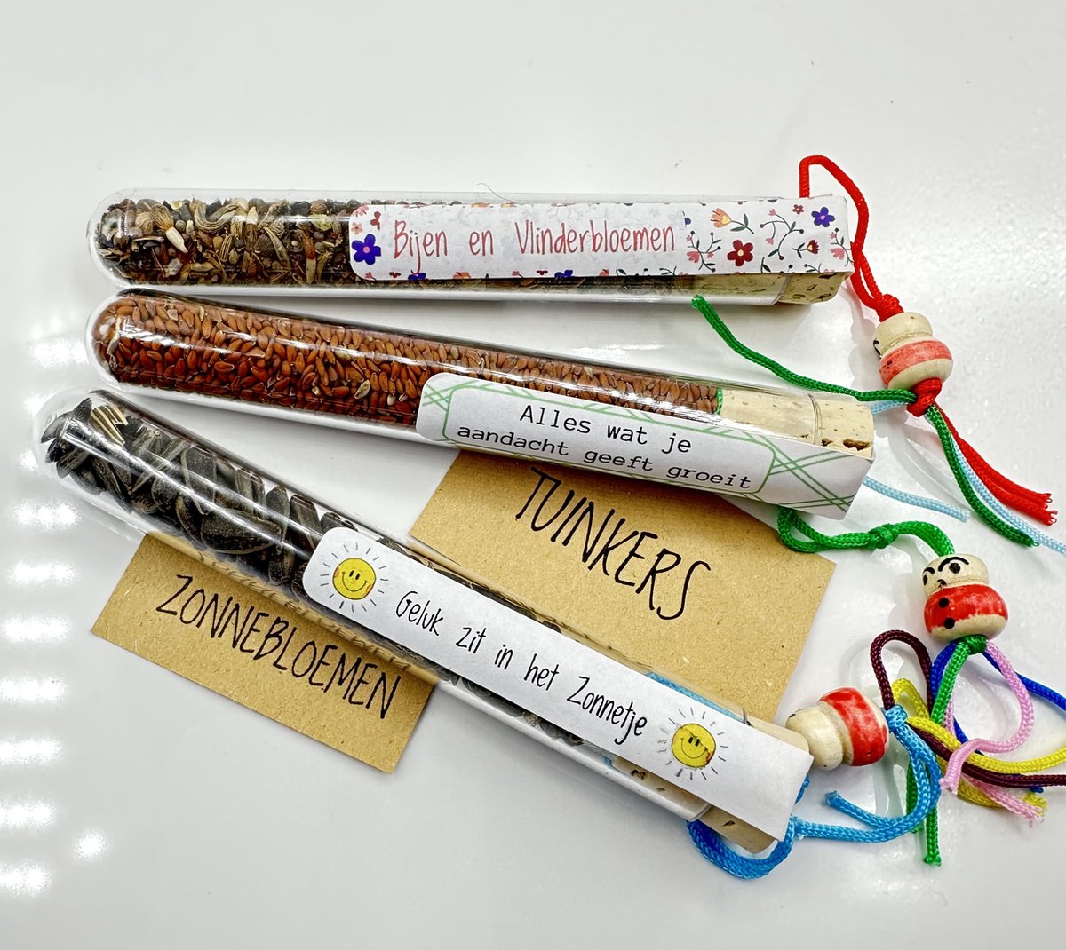 tuinkers, zonnebloemen,vlinder en bijenbloemen, 3 reageerbuisjes met zaden, klein kadootje, beterschap, vrolijk, geluk, bloemen, brievenbus kadootjes, gelukspoppetje,tuin kadootje,