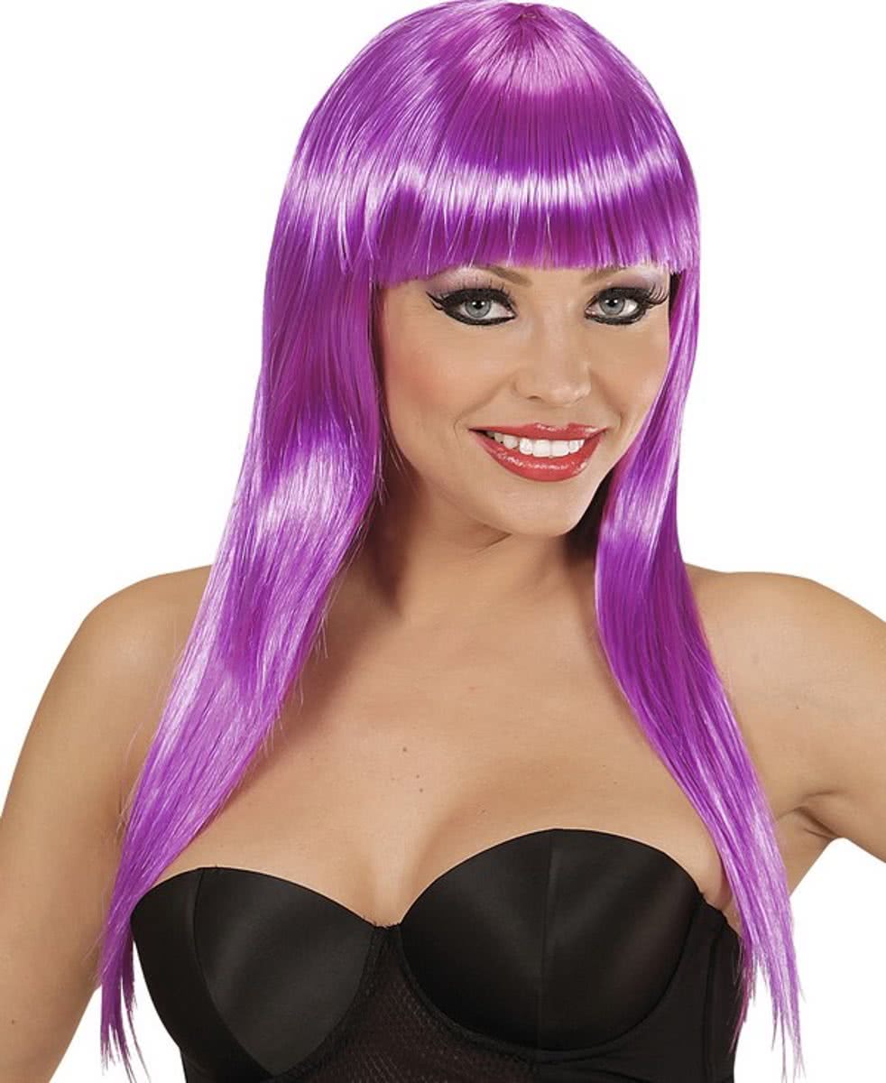 Paarse pruik met stijl haar en een pony