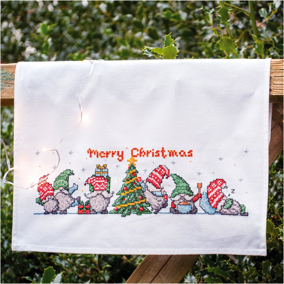 Vervaco - Handdoek kit Gnomes met kerstboom - PN-0216917