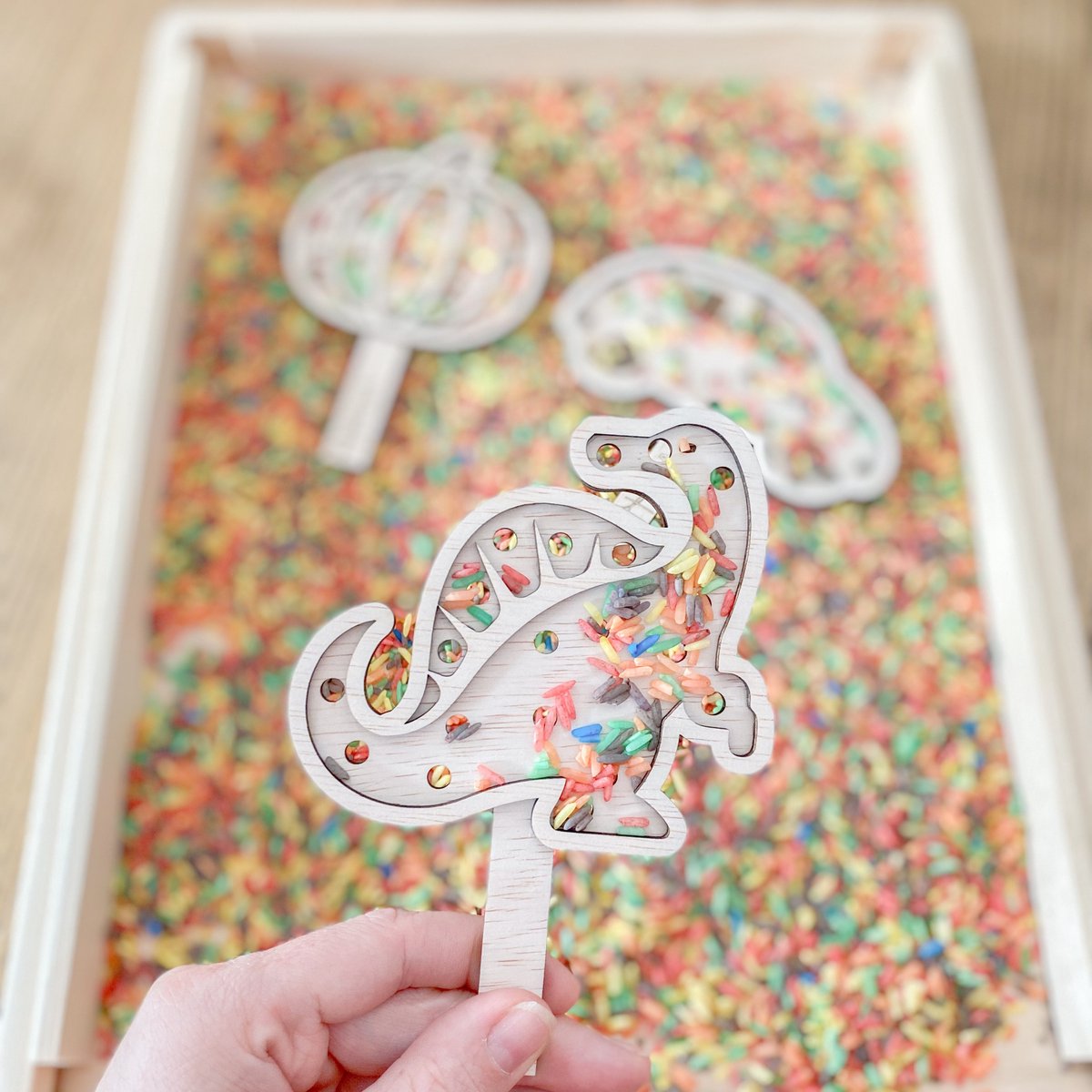 Houten zeef vulvormen - 1 stuks - Dino - Speelrijst vorm - Sensory, sensorisch speelgoed speelframe, Montessori open-ended, vultray, speelbak speelvorm