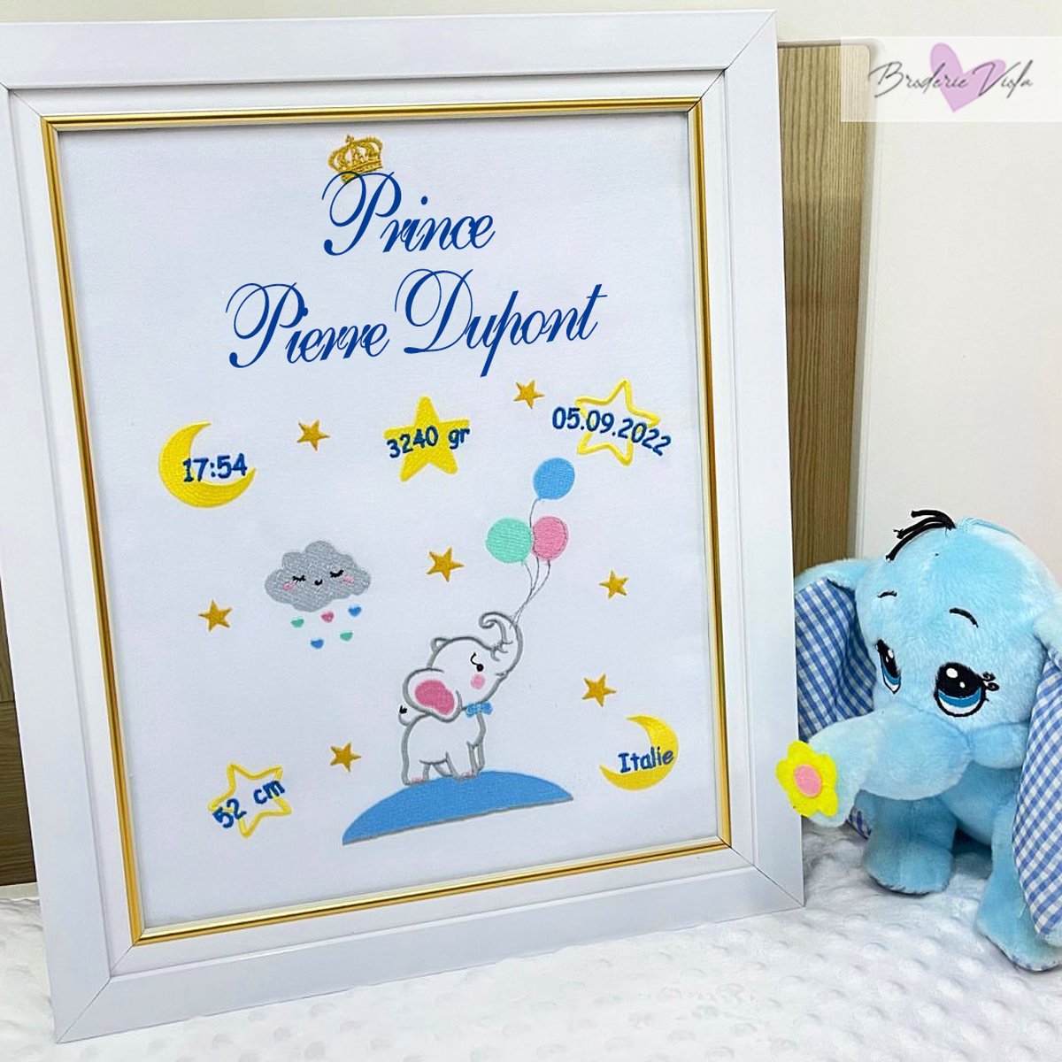 Gepersonaliseerd cadeau borduurraam met een olifant, de maan en sterren 25x30cm/-Personalized gift embroidery frame with an elephant, the moon and stars25x30cm