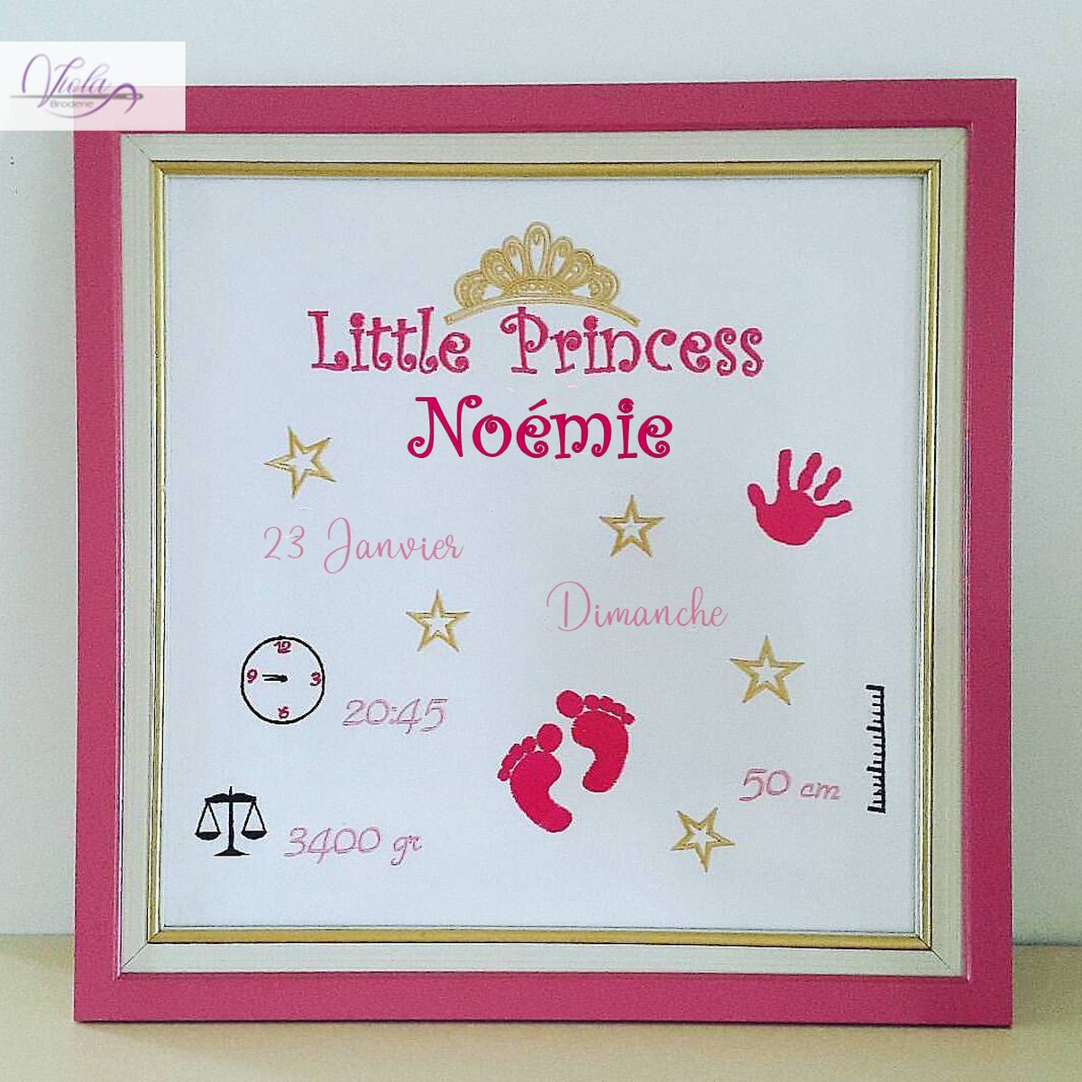 Gepersonaliseerd geborduurd lijstje met de voet- en handafdruk van de baby 25x30cm/Personalizeed embroidered frame with babys footsteps and hand 25x30cm