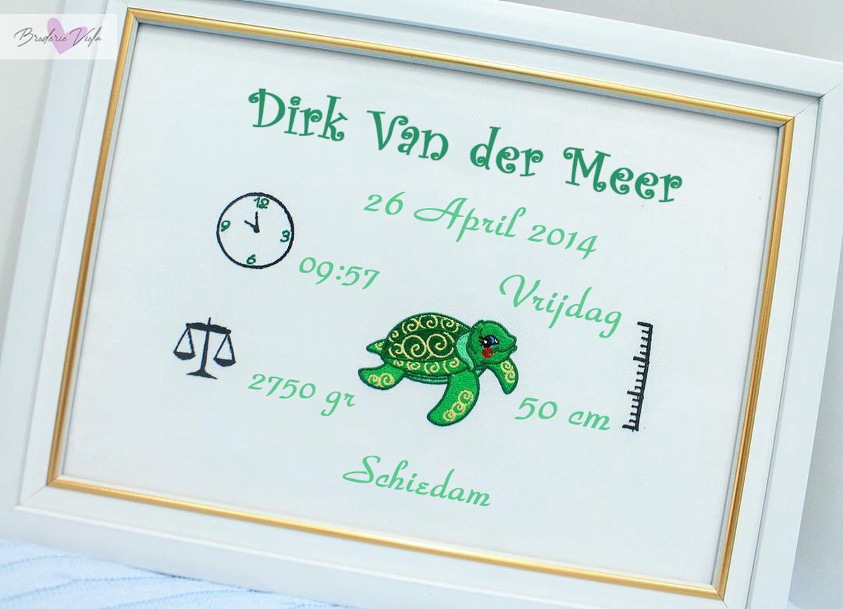 Gepersonaliseerde cadeauborduurraam met schildpad in groen 25 x 30 cm/Personalized gift embroidery frame with turtle in green 25 x 30 cm