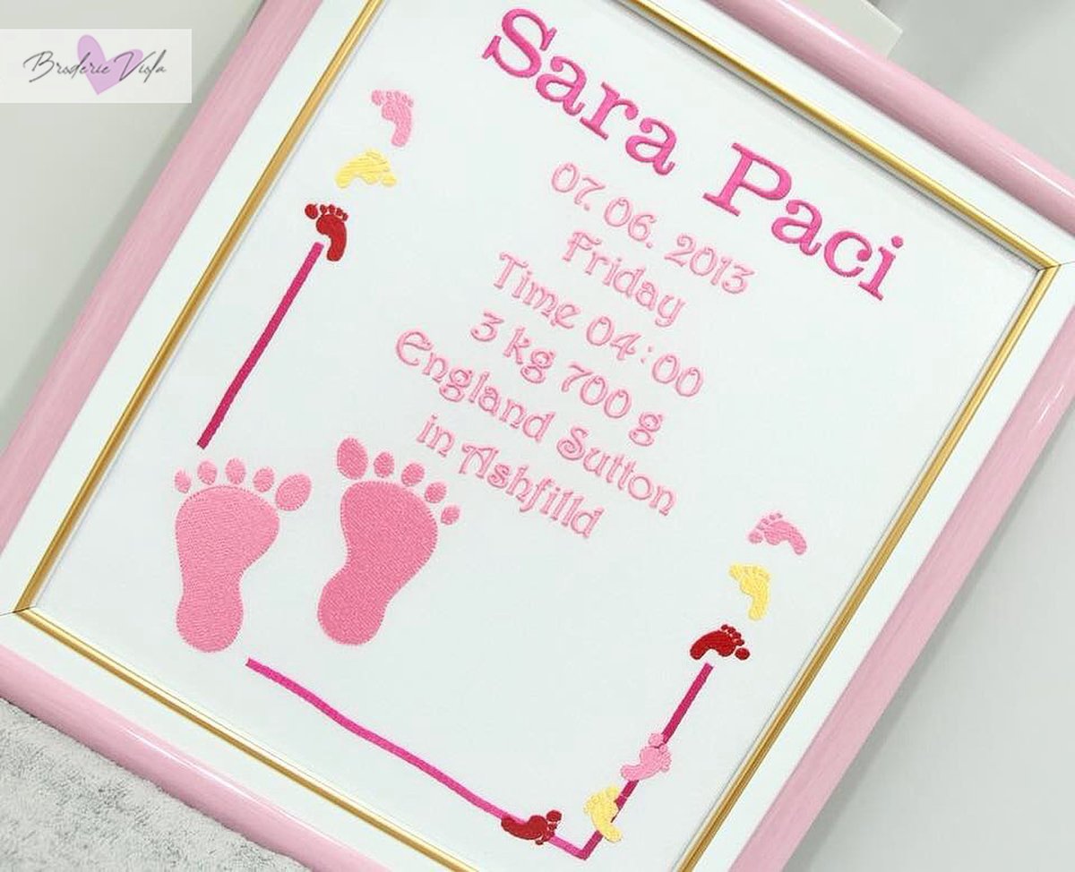 Persoonlijk borduurwerk in een frame met de voetstappen van de baby in roze 25x30cm/Personalized embroidery frame with babys footsteps in pink 25x30cm