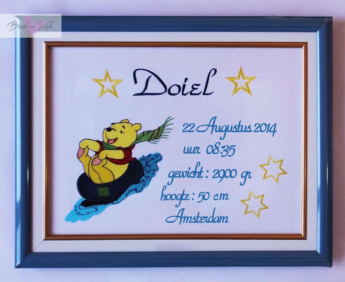 Persoonlijk borduurwerk in een frame met het karakter van Winnie de Poeh 30x40cm/ Personalized embroidery frame with character of Winnie-the-Pooh 30x40cm