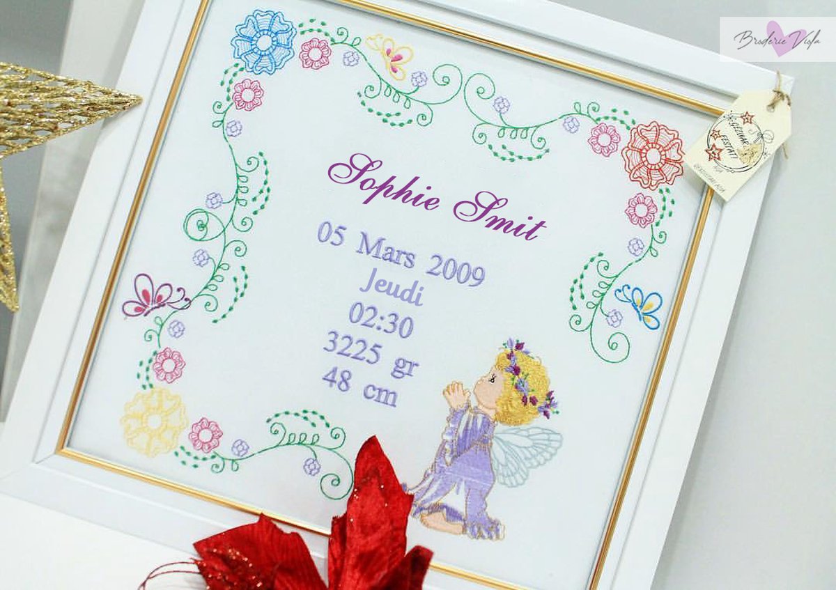 Persoonlijk cadeau borduurwerklijst met een engel en bloemen in paars 25x30cm/ Personalized gift embroidery frame with an angel and flowers in purple 25x30cm