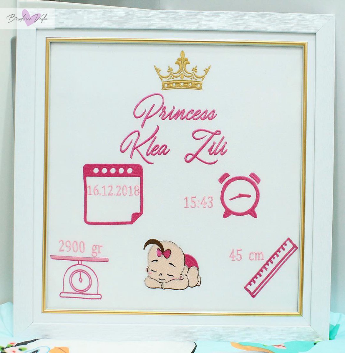 Persoonlijk cadeauborduurwerk in een frame met een baby 25x30cm/ Personalized gift embroidery frame with a baby 25x30cm