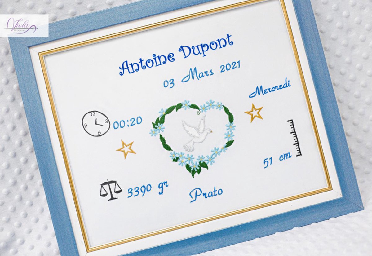 Persoonlijk cadeauborduurwerk in een frame met een duif 25x30cm/ Personalized gift embroidery frame with a dove 25x30cm