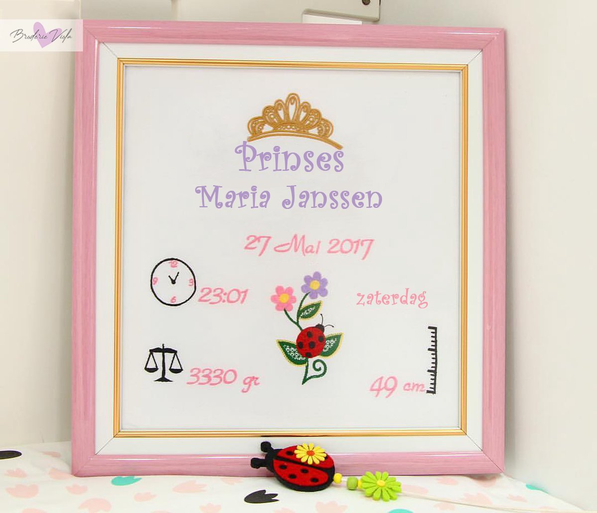 Persoonlijk cadeauborduurwerk in een frame met een lieveheersbeestje 30x40cm/ Personalized gift embroidery frame with a ladybug 30x40cm