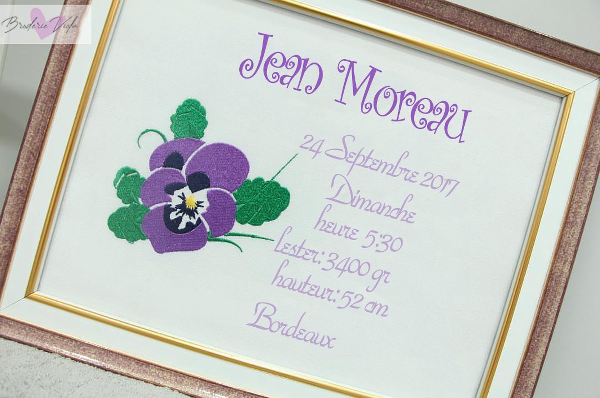 Persoonlijk cadeauborduurwerk in een frame met een viooltje 25x30cm/Personalized gift embroidery frame with a pansy flower 25x30cm