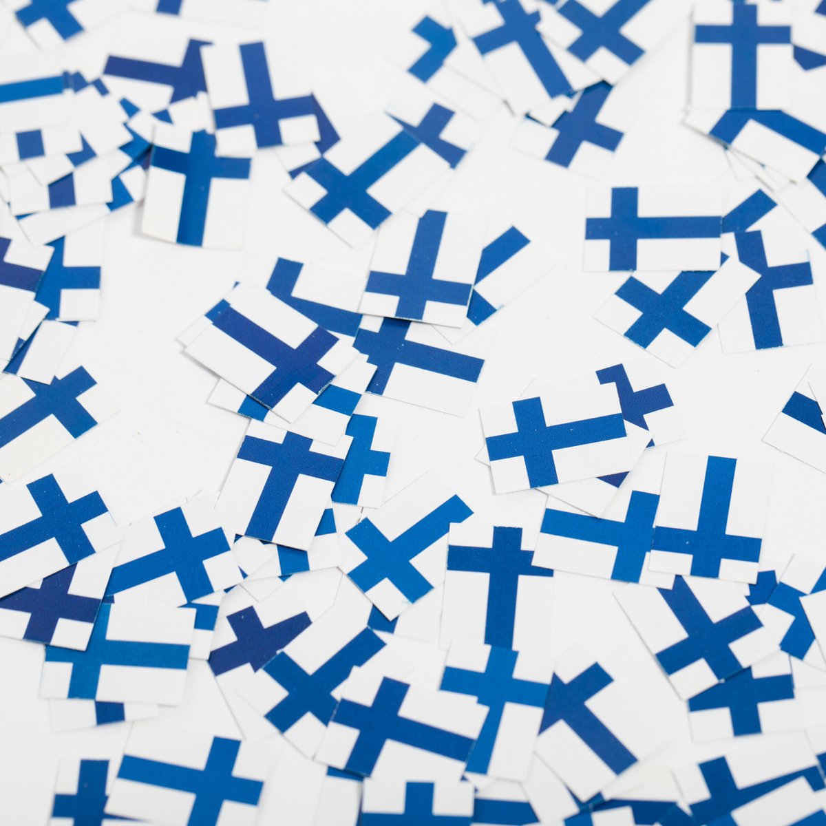 150 stuks Tafel confetti papier Finland - Hapjes Cocktail Tapas Zomer Terras EK WK Voetbal Decoratie Tafelconfetti