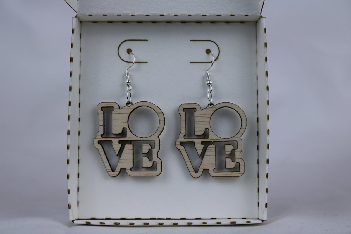 Oorbellen Love in een vierkant