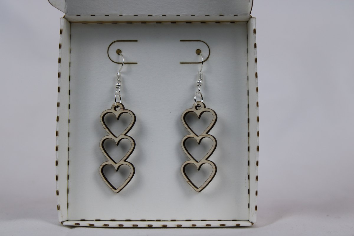 Oorbellen met 3 hartjes onder elkaar