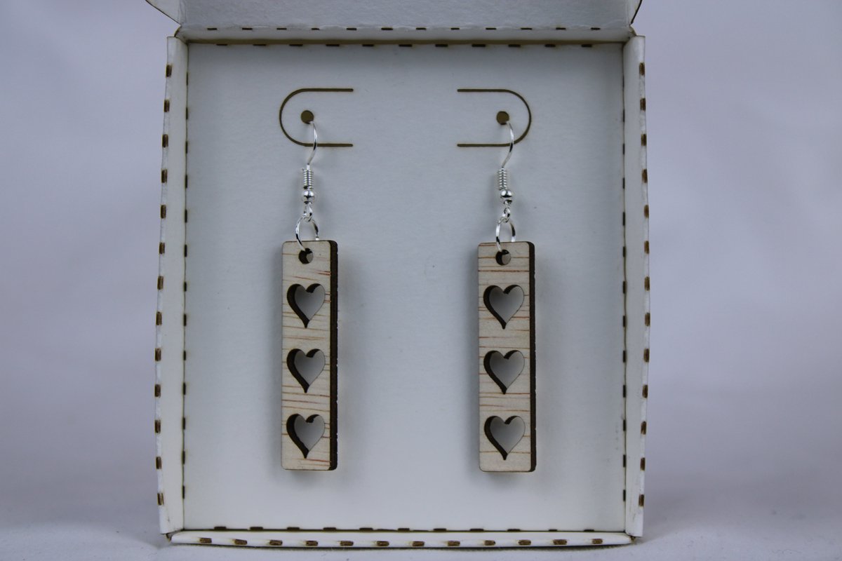 Oorbellen rechthoek met 3 hartjes