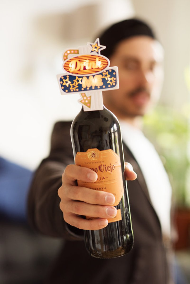 Flashing bottle topper - Drink me