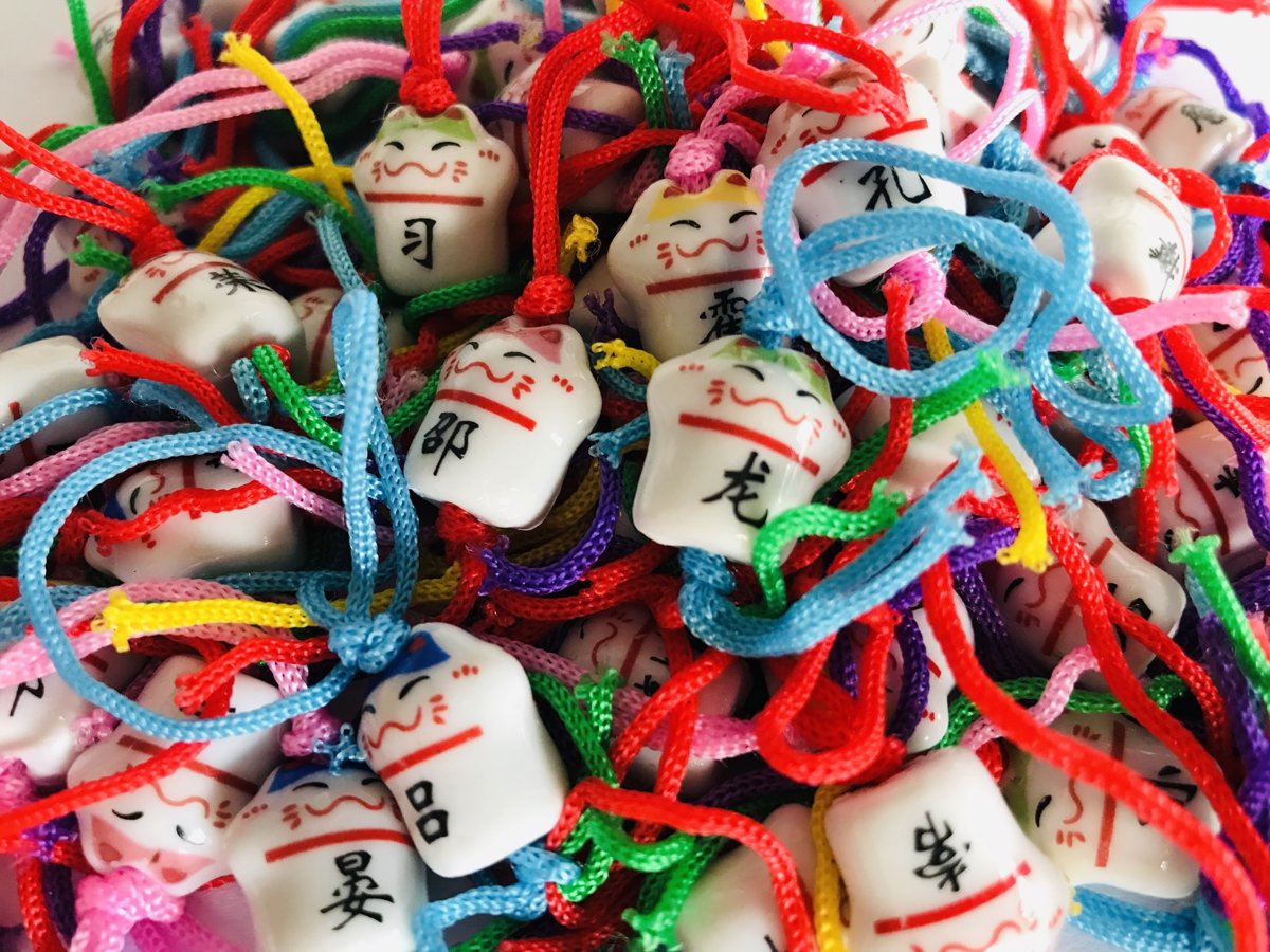 50 stuks Gelukspoppetjes Lucky Cat maneki neko Porselein uitdeelcadeaus geluksbrenger