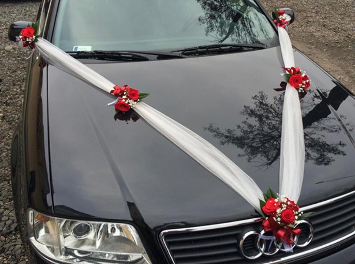 DOROTHA  Auto Versiering Bruiloft - Trouwauto Decoratie - Autodecoratie - Rode Rozen & Tule - Motorkap Versiering - Autobloemstuk Bruiloft - Bloemen op de Auto - Bloemen op de Motorkap